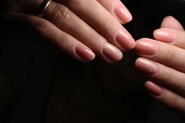 Çok renkli pastel manikür sesi sesi üzerine çizgili bir arka plan ile birlikte. Tırnak sanat