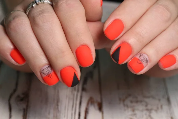 Belas mãos de mulher tratada, unhas no fundo cinza claro . — Fotografia de Stock