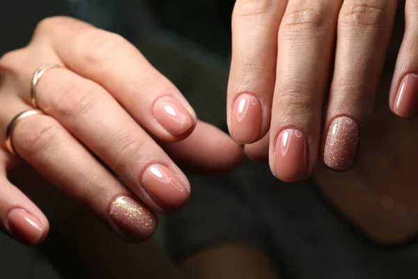 Καταπληκτικά φυσικά νύχια. Τα χέρια των γυναικών με καθαρό μανικιούρ. — Φωτογραφία Αρχείου