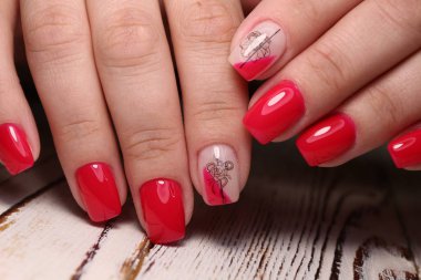 Çok renkli pastel manikür sesi sesi üzerine çizgili bir arka plan ile birlikte. Tırnak sanat