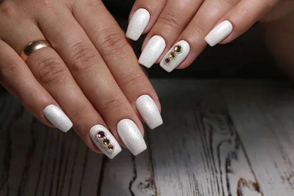 Multi-gekleurde pastel manicure Toon op Toon in combinatie met een gestreepte achtergrond. Nail art — Stockfoto