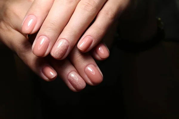 Belles mains de femme toilettée, ongles sur le fond gris clair . — Photo