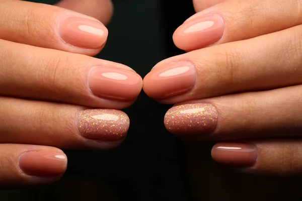 Belas mãos de mulher tratada, unhas no fundo cinza claro . — Fotografia de Stock