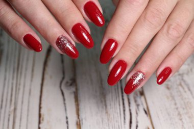 Şaşırtıcı doğal çivi. Kadınların elleri temiz manikür ile.