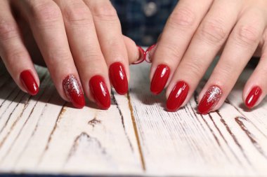 modaya uygun doku arka plan üzerinde uzun tırnaklar manikür