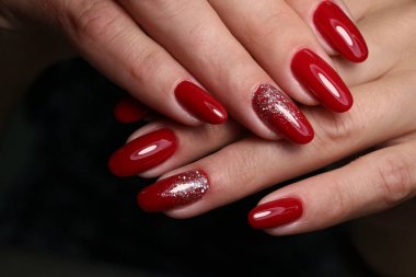 Şaşırtıcı doğal çivi. Kadınların elleri temiz manikür ile.