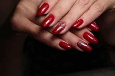 modaya uygun doku arka plan üzerinde uzun tırnaklar manikür