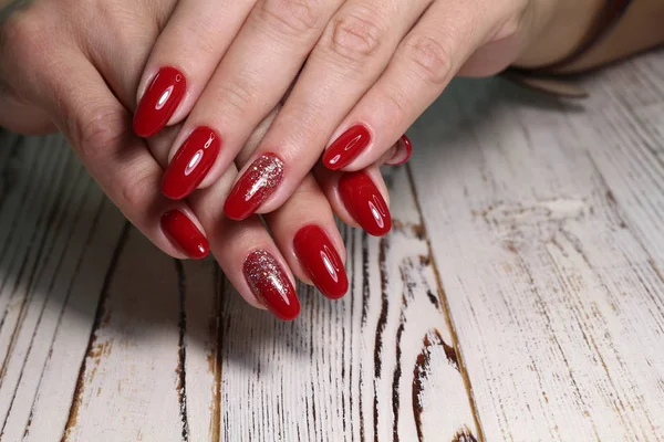 Manicure com unhas longas em um fundo de textura na moda — Fotografia de Stock