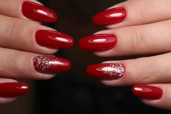 Unas uñas naturales increíbles. Manos de mujer con manicura limpia . —  Fotos de Stock