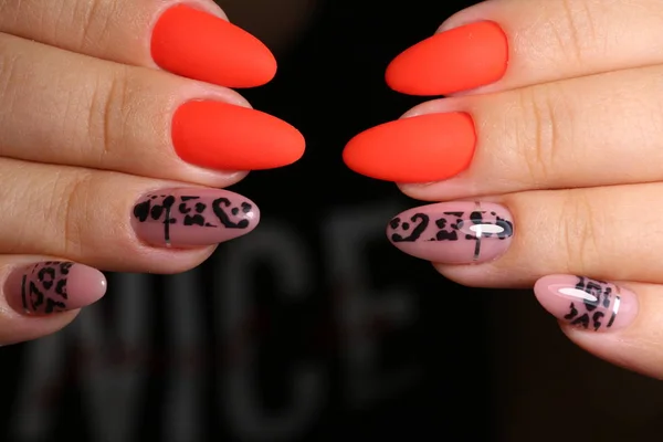 Manicura de uñas de moda en hermosas manos femeninas —  Fotos de Stock