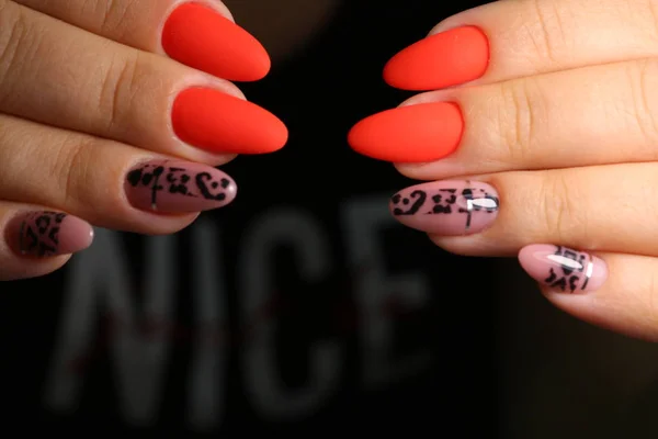 Sexy manicura de uñas en hermosas manos femeninas —  Fotos de Stock