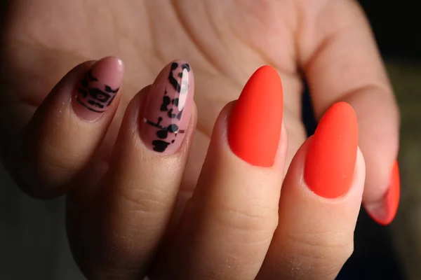 Manicura de uñas de moda en hermosas manos femeninas — Foto de Stock