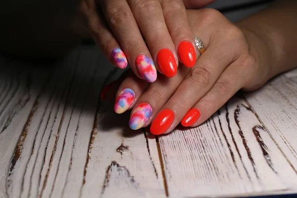 Manicura de uñas de moda en hermosas manos femeninas —  Fotos de Stock