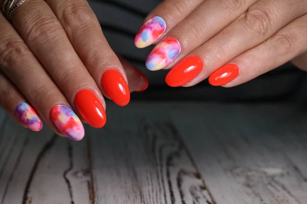 Manicure met lange nagels op de achtergrond van een trendy textuur — Stockfoto