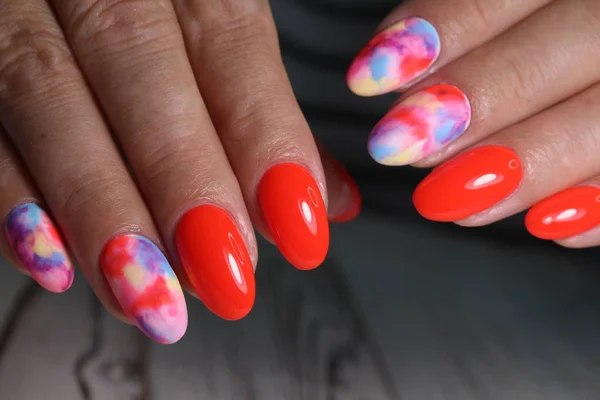 Stylowy design manicure na długich pięknych paznokciach — Zdjęcie stockowe