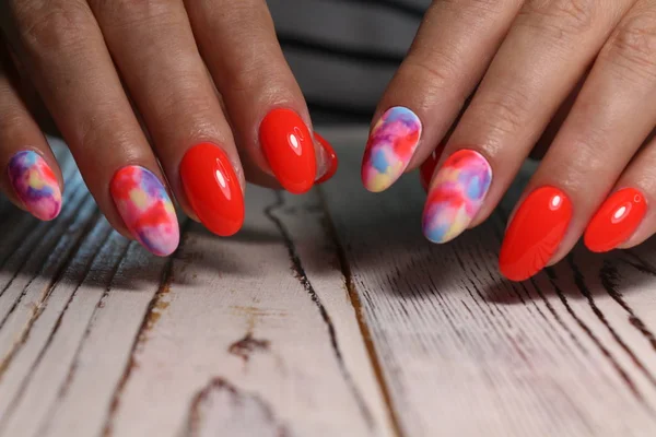 Diseño de manicura juvenil mejores uñas, barniz de gel —  Fotos de Stock