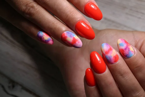 Diseño elegante de manicura en uñas largas y hermosas —  Fotos de Stock