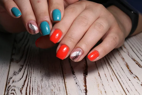 Diseño elegante de manicura en uñas largas y hermosas —  Fotos de Stock