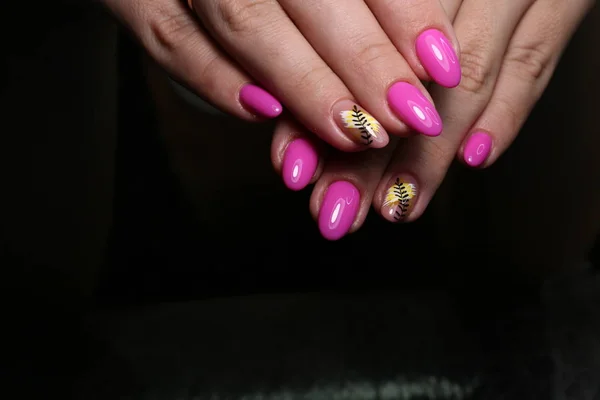 Close-up van vrouw handen met nagel ontwerp. — Stockfoto