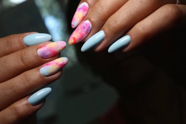 Gümüş desen tasarımı ile moda bej manikür