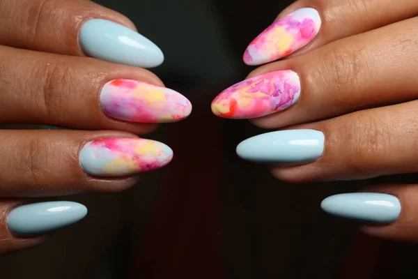 Jovens manicure design melhores unhas, verniz gel — Fotografia de Stock