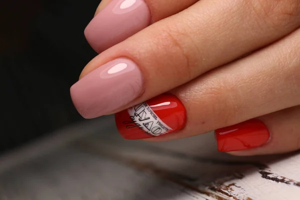 De schoonheid van de natuurlijke nagels. Perfect schoon manicure — Stockfoto