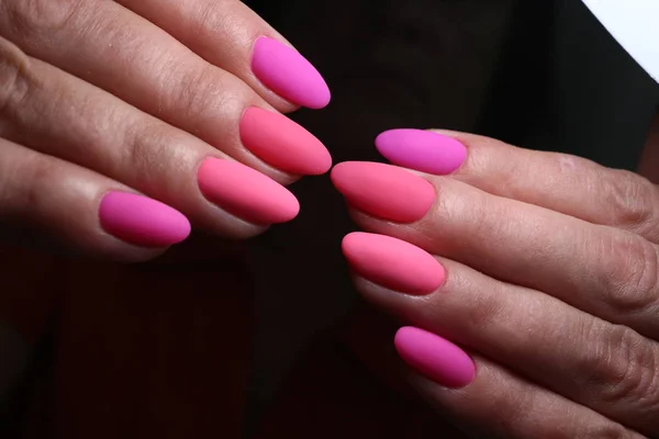 Wielobarwne pastelowy manicure sygnał na sygnał w połączeniu z prążkowane tło. Zdobienia paznokci — Zdjęcie stockowe