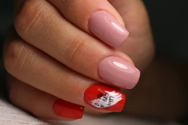 Multi-gekleurde pastel manicure Toon op Toon in combinatie met een gestreepte achtergrond. Nail art — Stockfoto