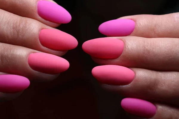 Amazing natural nails. Women's hands with clean manicure. — Stock Photo, Image