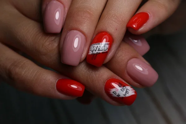 Unas uñas naturales increíbles. Manos de mujer con manicura limpia . —  Fotos de Stock