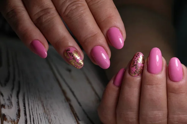 Manicura beige de moda con un diseño de patrón de plata —  Fotos de Stock