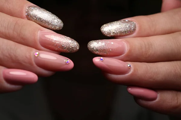 La bellezza delle unghie naturali. Perfetta manicure pulita — Foto Stock
