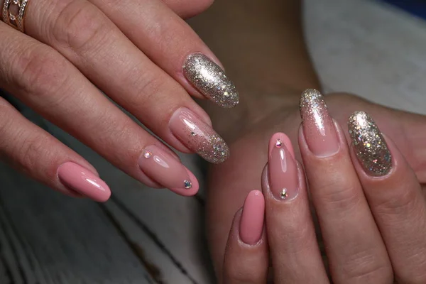 Unhas naturais incríveis. Mãos de mulher com manicura limpa . — Fotografia de Stock