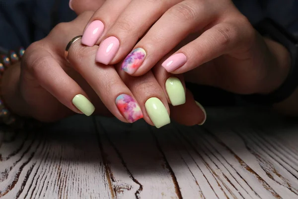 Unas uñas naturales increíbles. Manos de mujer con manicura limpia . —  Fotos de Stock