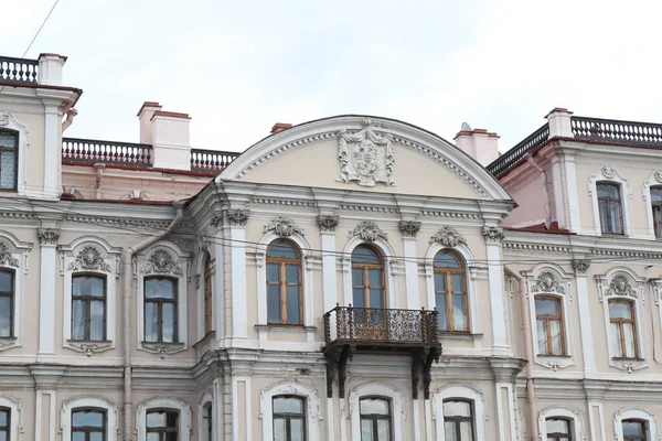 Будівля в місті Санкт-Петербург з красивою архітектурою — стокове фото