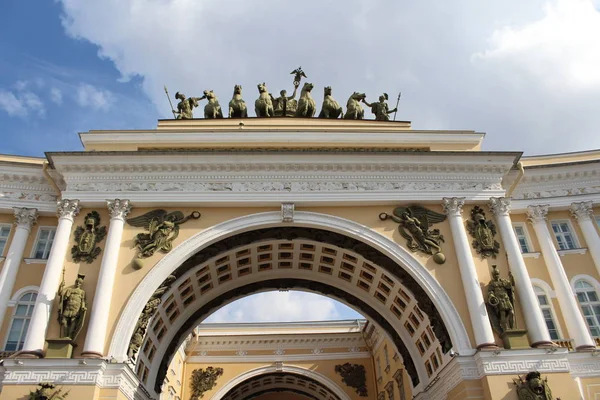 Building in the city of Saint Petersburg with beautiful architecture — Stock Photo, Image