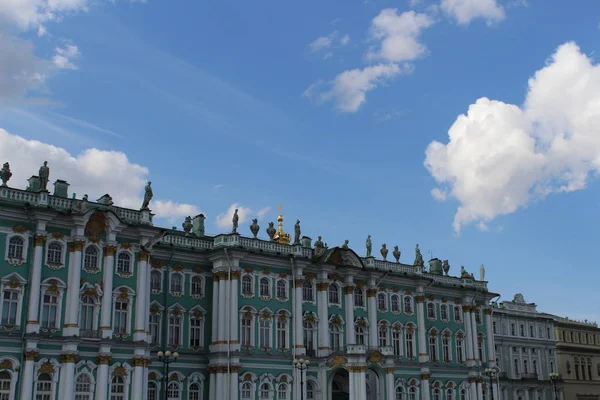 Будівля в місті Санкт-Петербург з красивою архітектурою — стокове фото