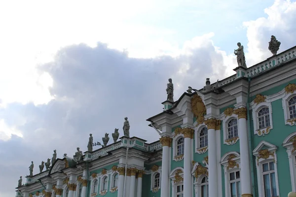 Здание в Санкт-Петербурге с красивой архитектурой — стоковое фото