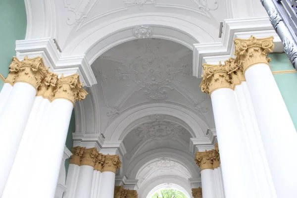 Edificio en la ciudad de San Petersburgo con hermosa arquitectura — Foto de Stock