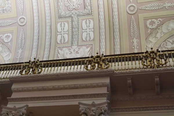 Güzel mimarisi ile Saint Petersburg kentinde Bina