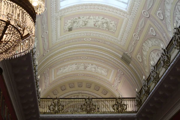 Edificio en la ciudad de San Petersburgo con hermosa arquitectura —  Fotos de Stock