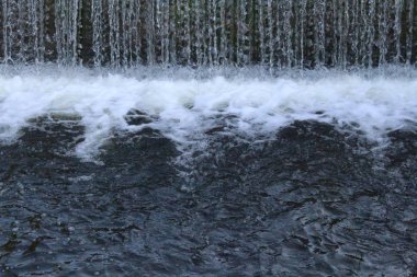 Büyük bir akım ile Şelale, dağ şelale.