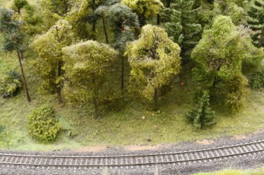 Doğa arka planda oyuncak demiryolu izler