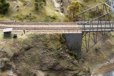 Doğa arka planda oyuncak demiryolu izler