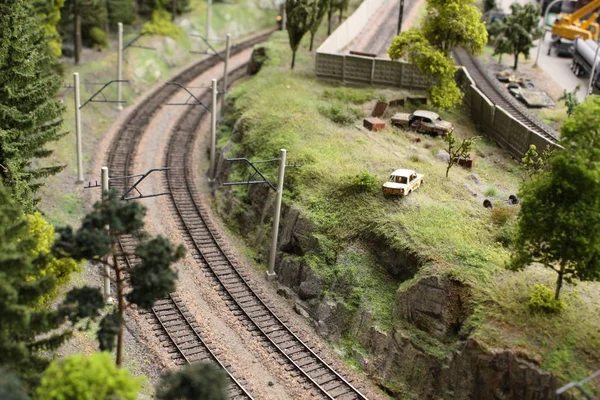 Doğa arka planda oyuncak demiryolu izler — Stok fotoğraf