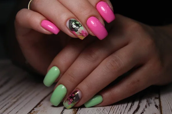 Grymma naglar och vacker ren manikyr. Naglar är naturliga. — Stockfoto