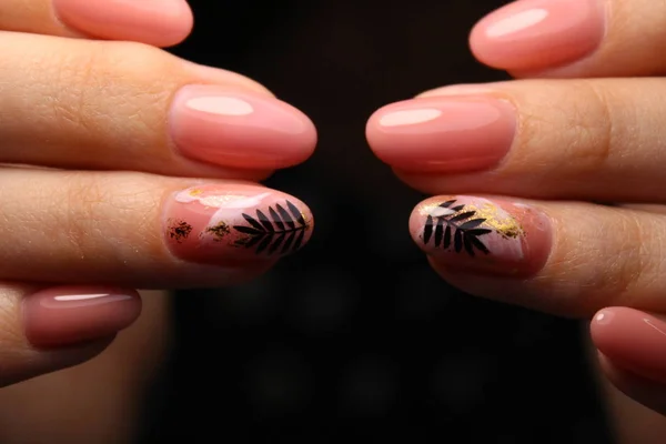Des ongles naturels incroyables. Les mains des femmes avec une manucure propre . — Photo