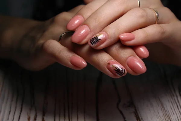 Niesamowite paznokcie i piękny czysty manicure. Paznokcie są naturalne. — Zdjęcie stockowe