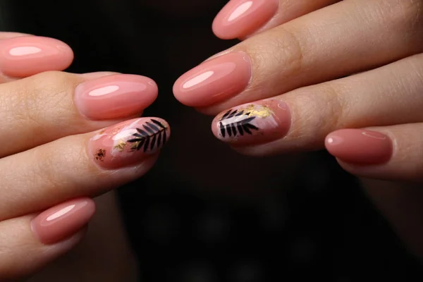 Impresionantes uñas y hermosa manicura limpia. Las uñas son naturales . — Foto de Stock