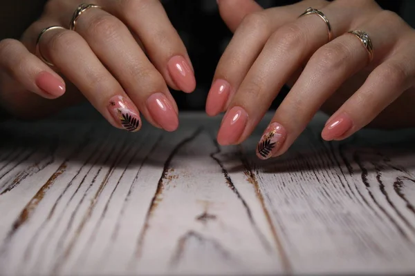 Prachtige gel lak manicure op een gestructureerde trendy achtergrond — Stockfoto